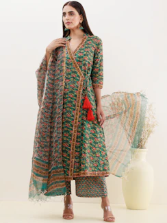 A model wearing a warm cream dupatta with delicate gold detailing, styled for a festive occasion.