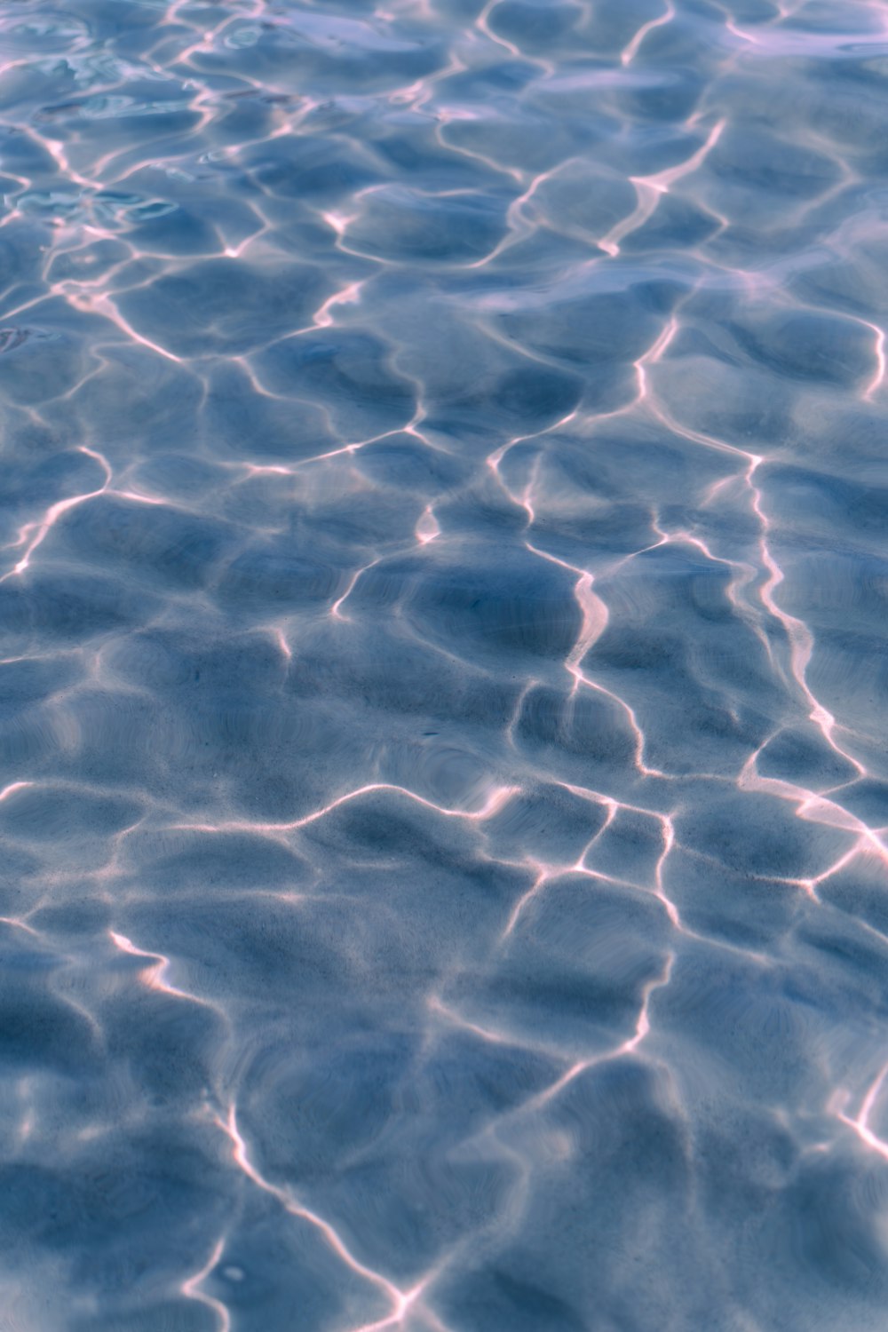 um close up de um corpo de água com ondulações