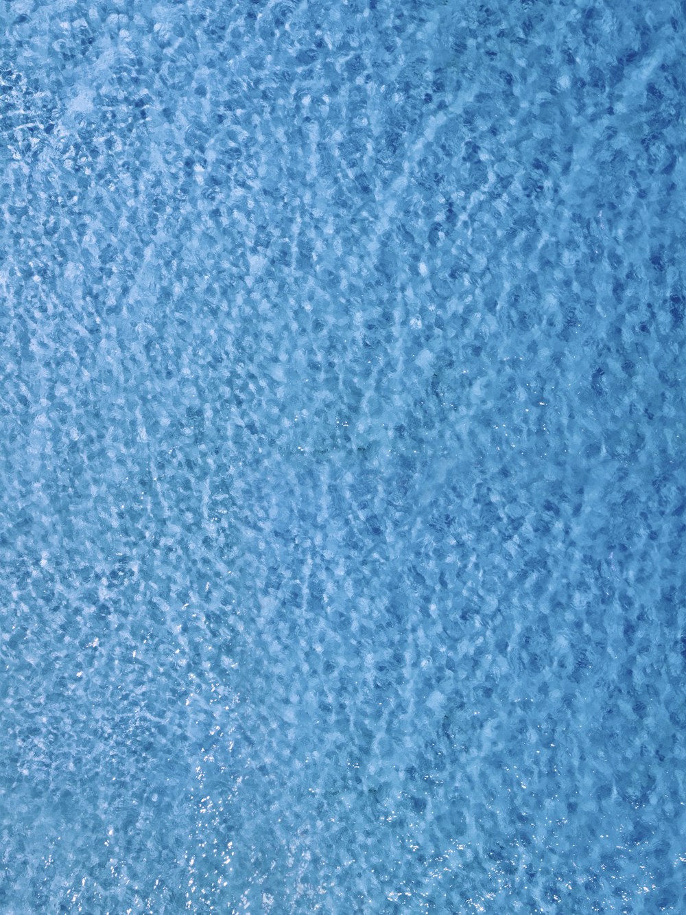 Un avión volando sobre un cuerpo de agua