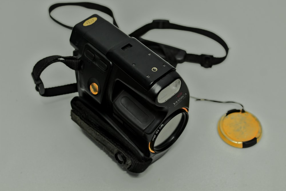 una fotocamera con un'unità flash collegata ad essa