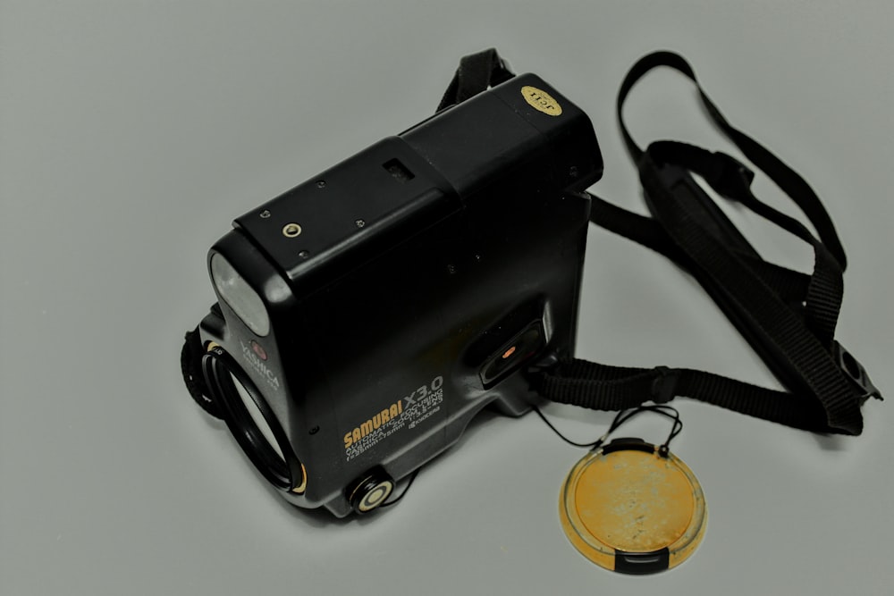 una fotocamera digitale con una cinghia attaccata ad essa