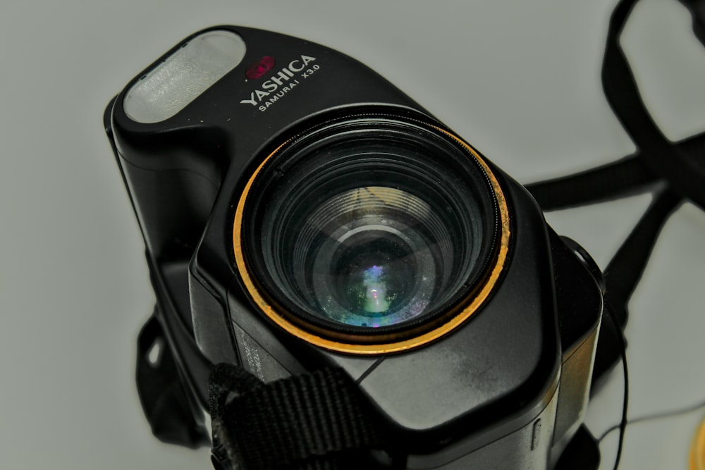 una fotocamera con un obiettivo collegato ad essa