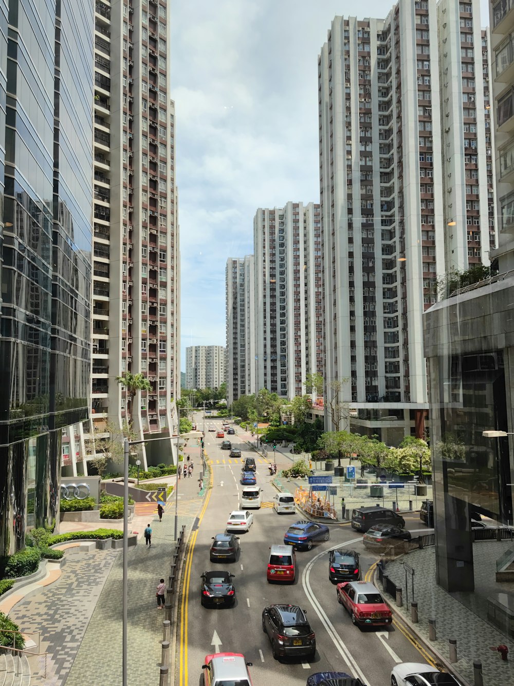 Una calle de la ciudad llena de muchos edificios altos