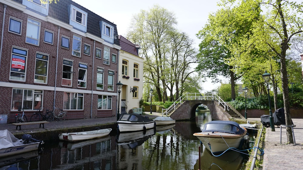 um canal com barcos e uma ponte ao fundo