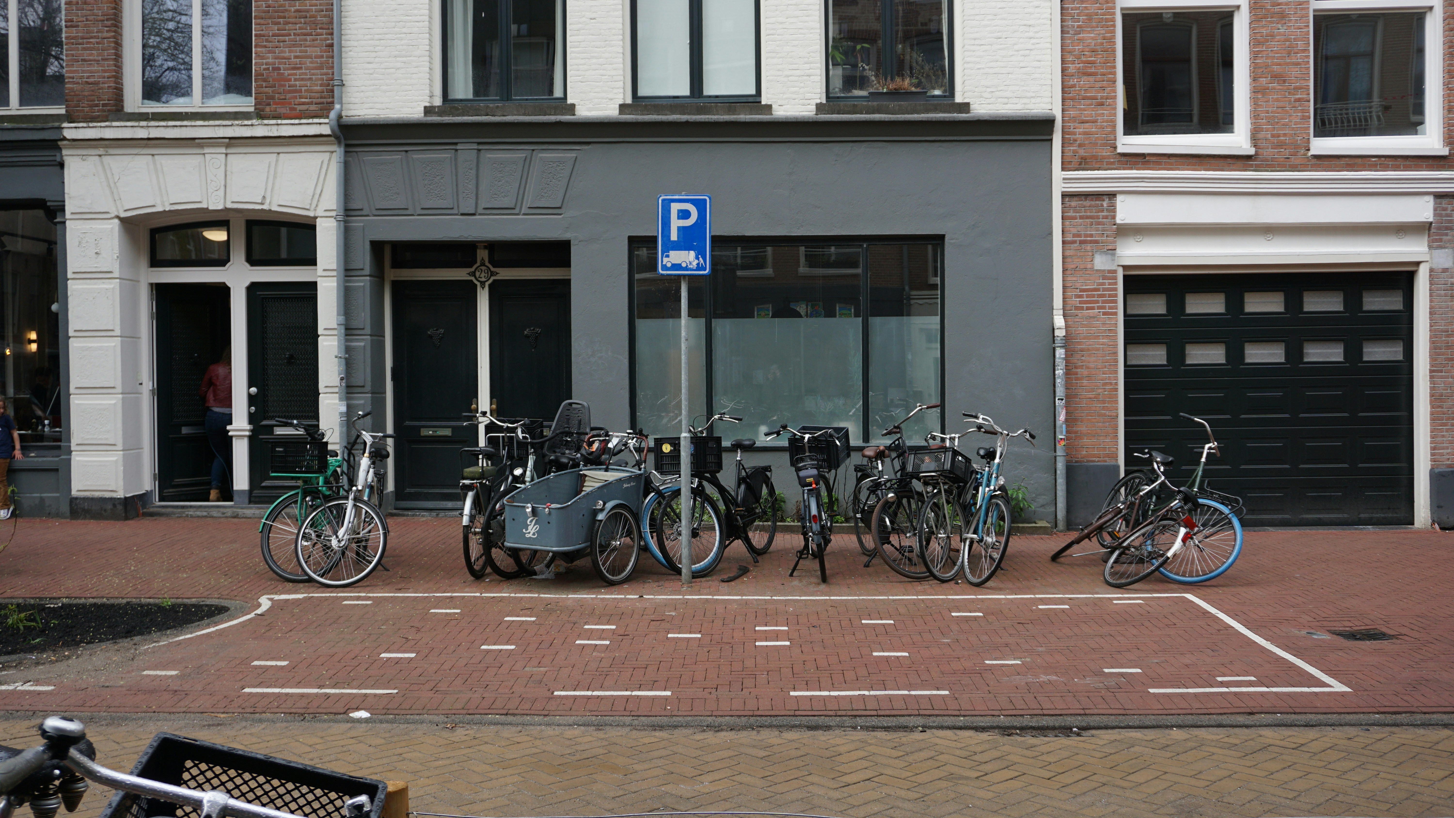 Hollanda'da farklı bankalardan hesap açma seçeneklerini ve banka kartlarını karşılaştıran finansal bir çalışma masası görseli.