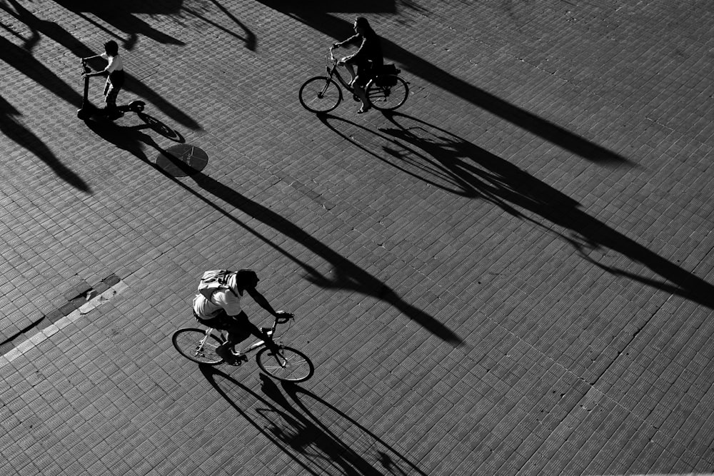 un groupe de personnes à vélo dans une rue