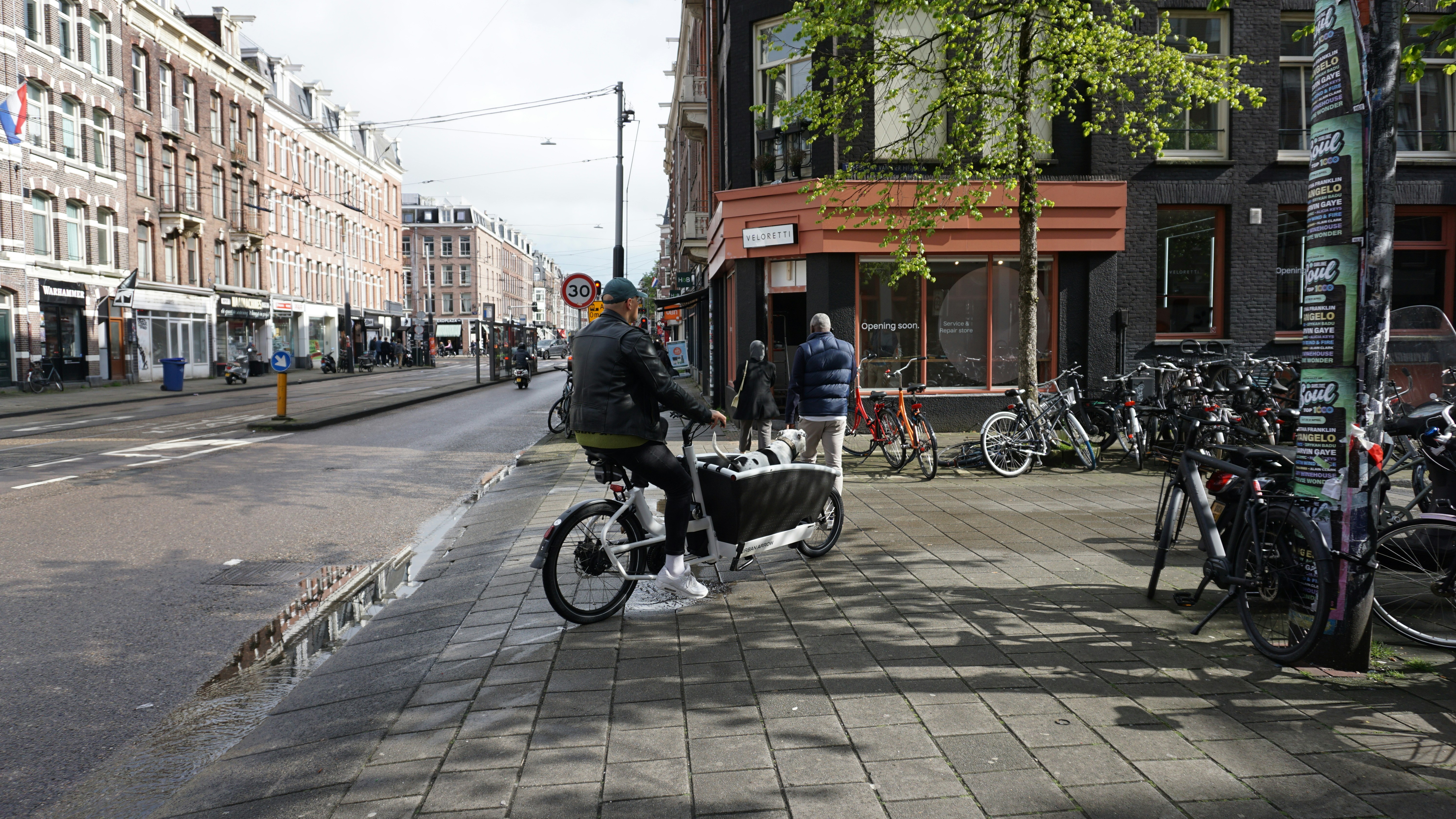 Personne roulant sur un vélo électrique rétro dans la ville