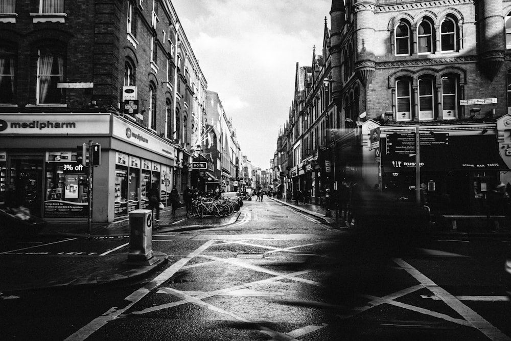 a black and white photo of a city street