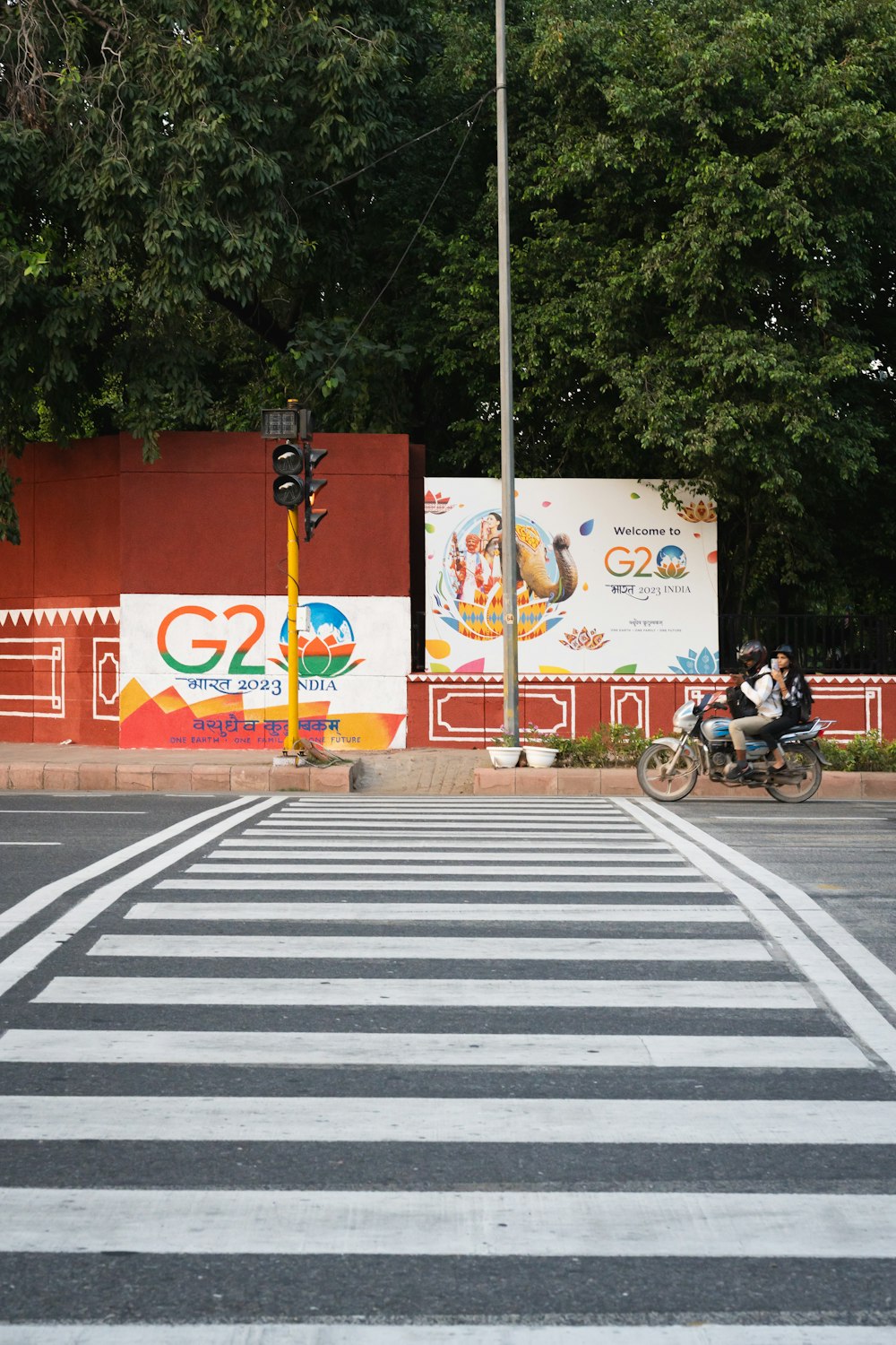 una persona che attraversa una strada in bicicletta