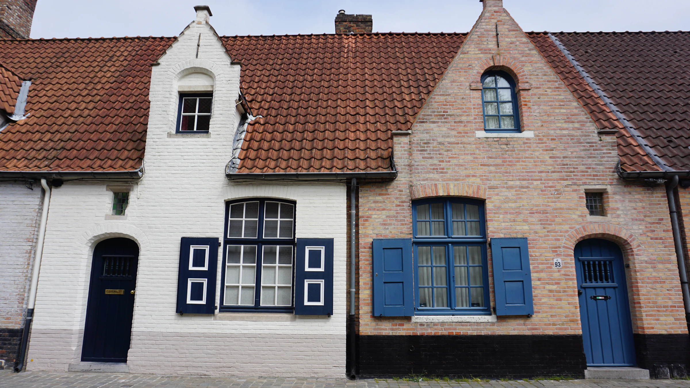 Rijwoningen met verzorgde kozijnen in een herkenbaar Europees straatbeeld