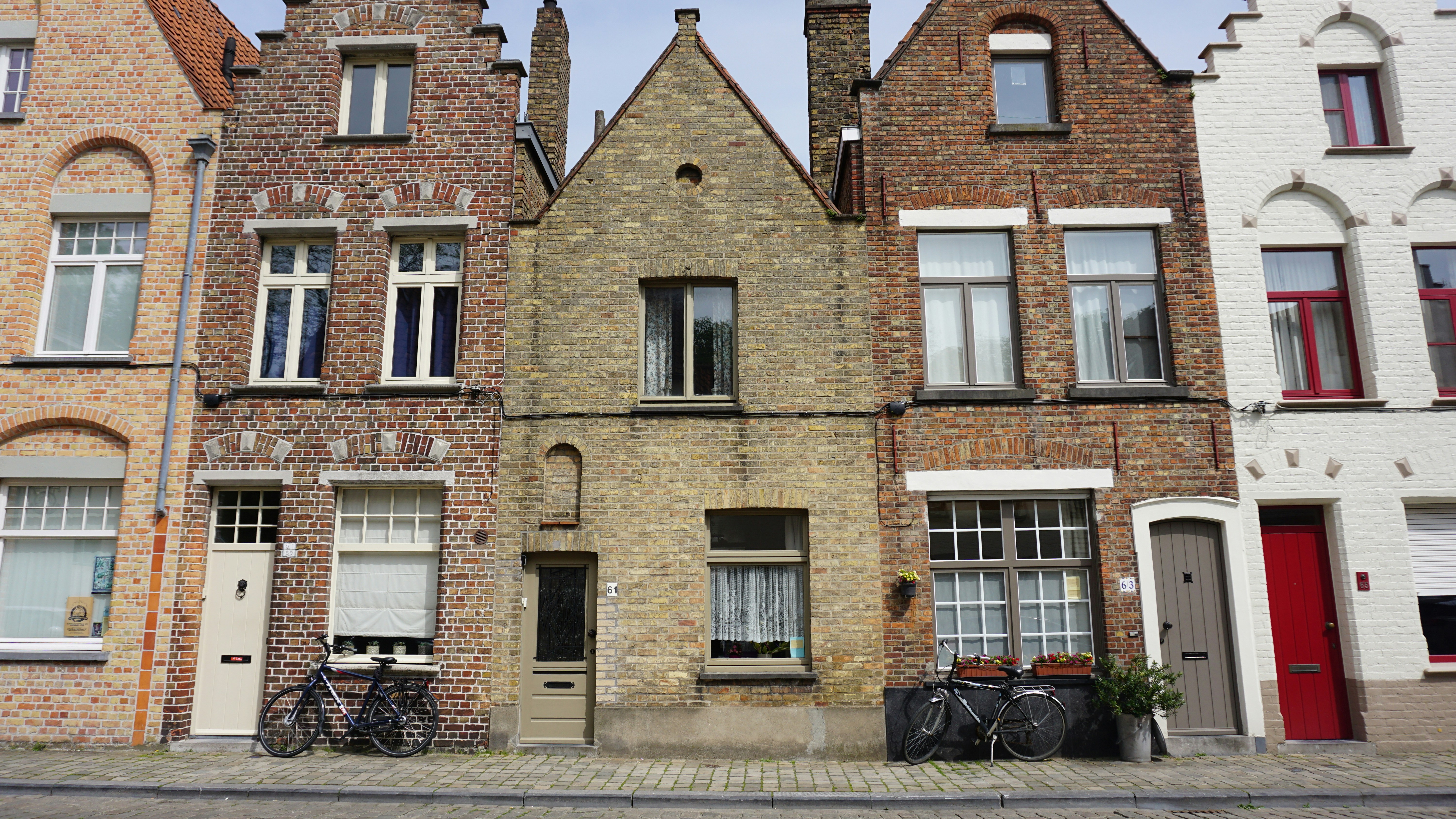 Flaman Bölgesi'nde konut kiralama sürecini temsil eden; bir masa üzerinde duran kira sözleşmesi, kalem ve yeni evin anahtarları.