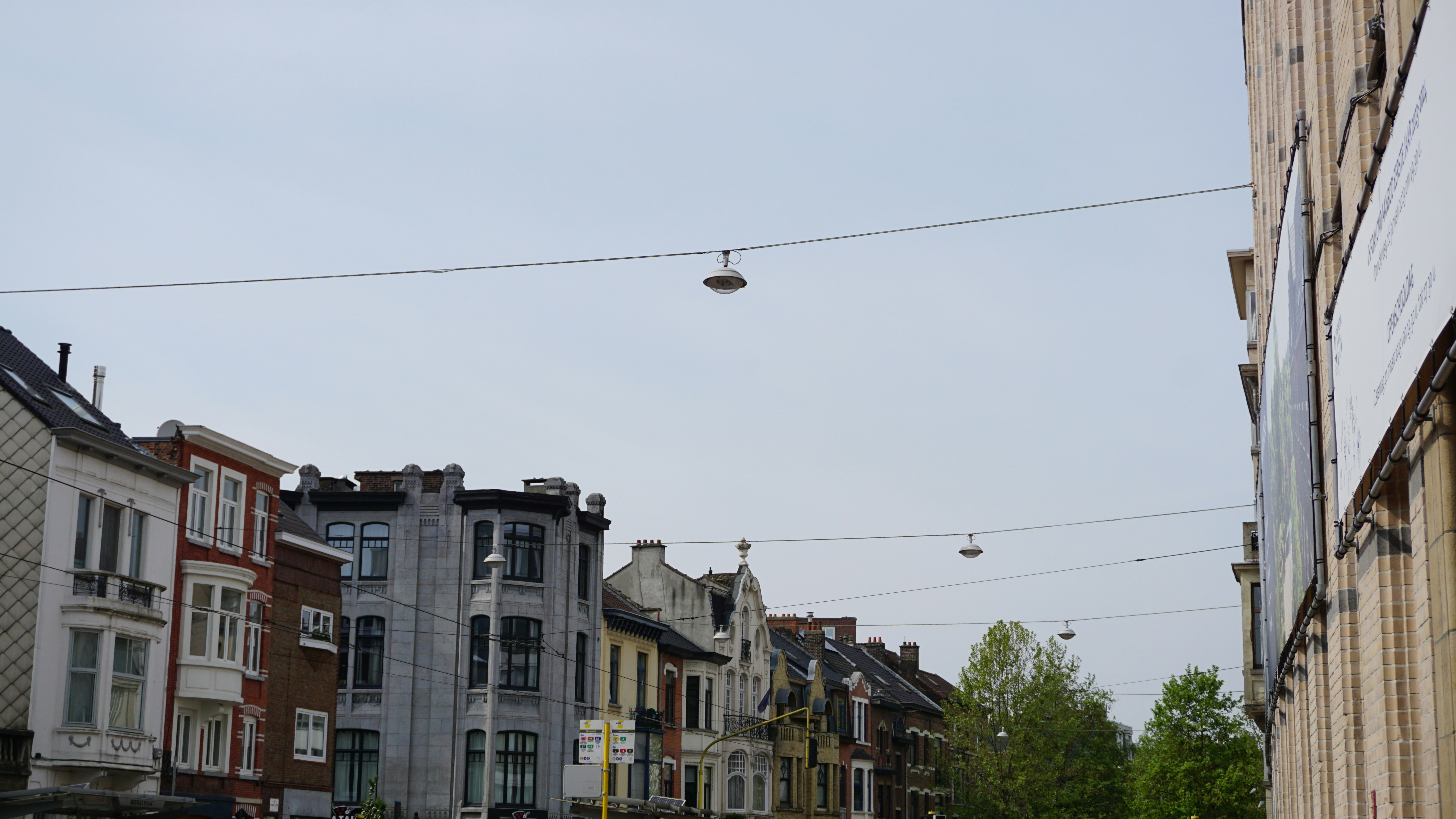Una hilera de edificios en una calle de la ciudad