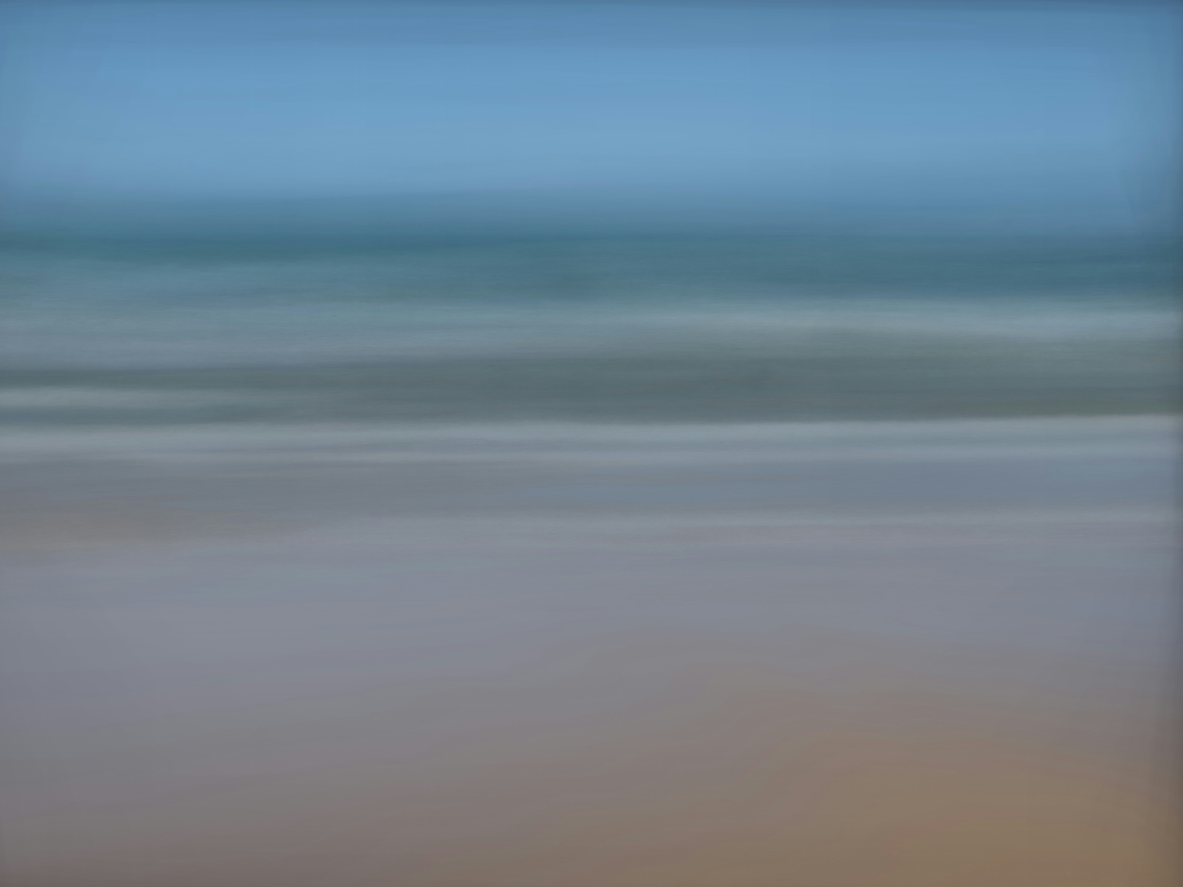 a blurry photo of the ocean with a blurry background
