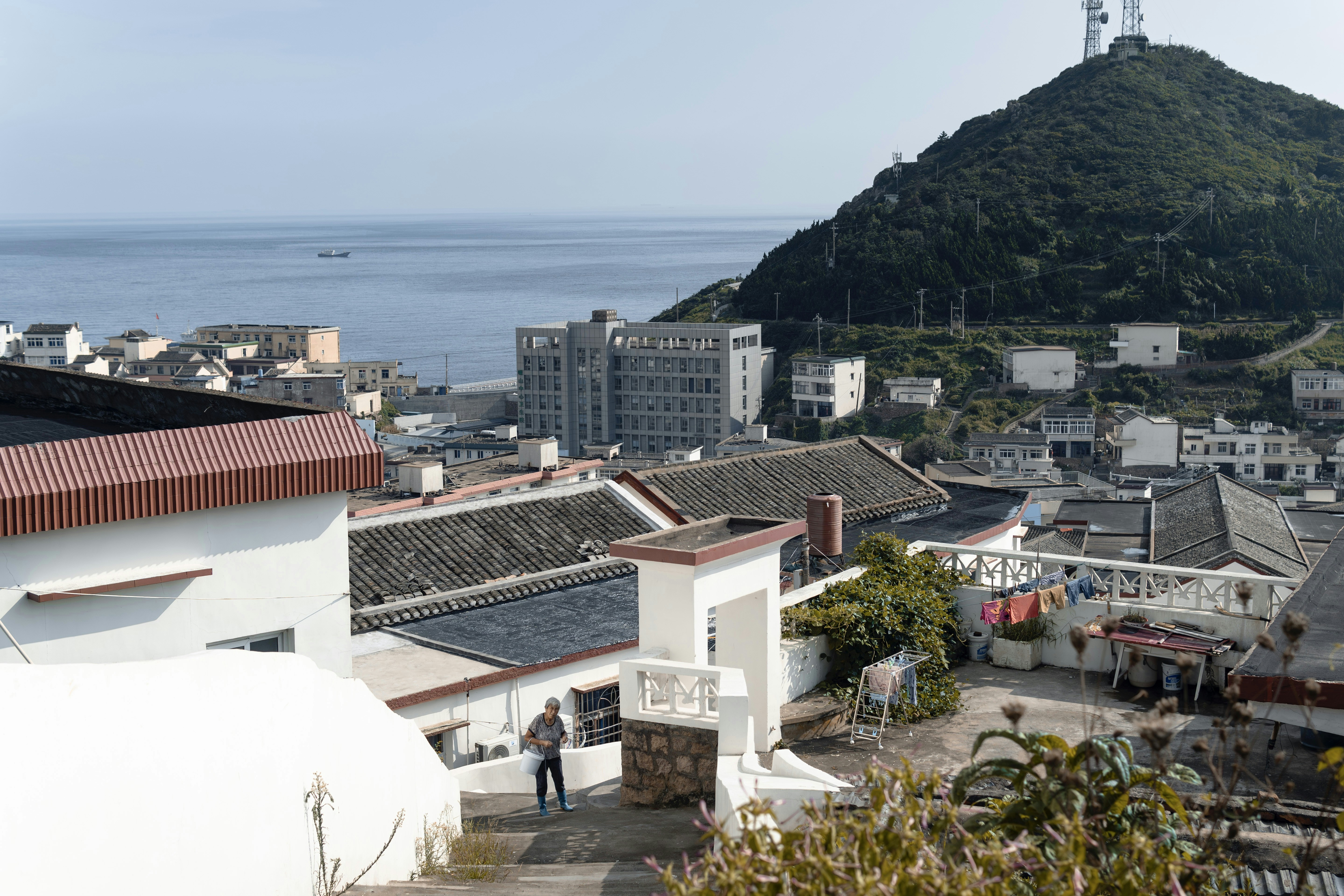 Una vista de una ciudad con una montaña al fondo