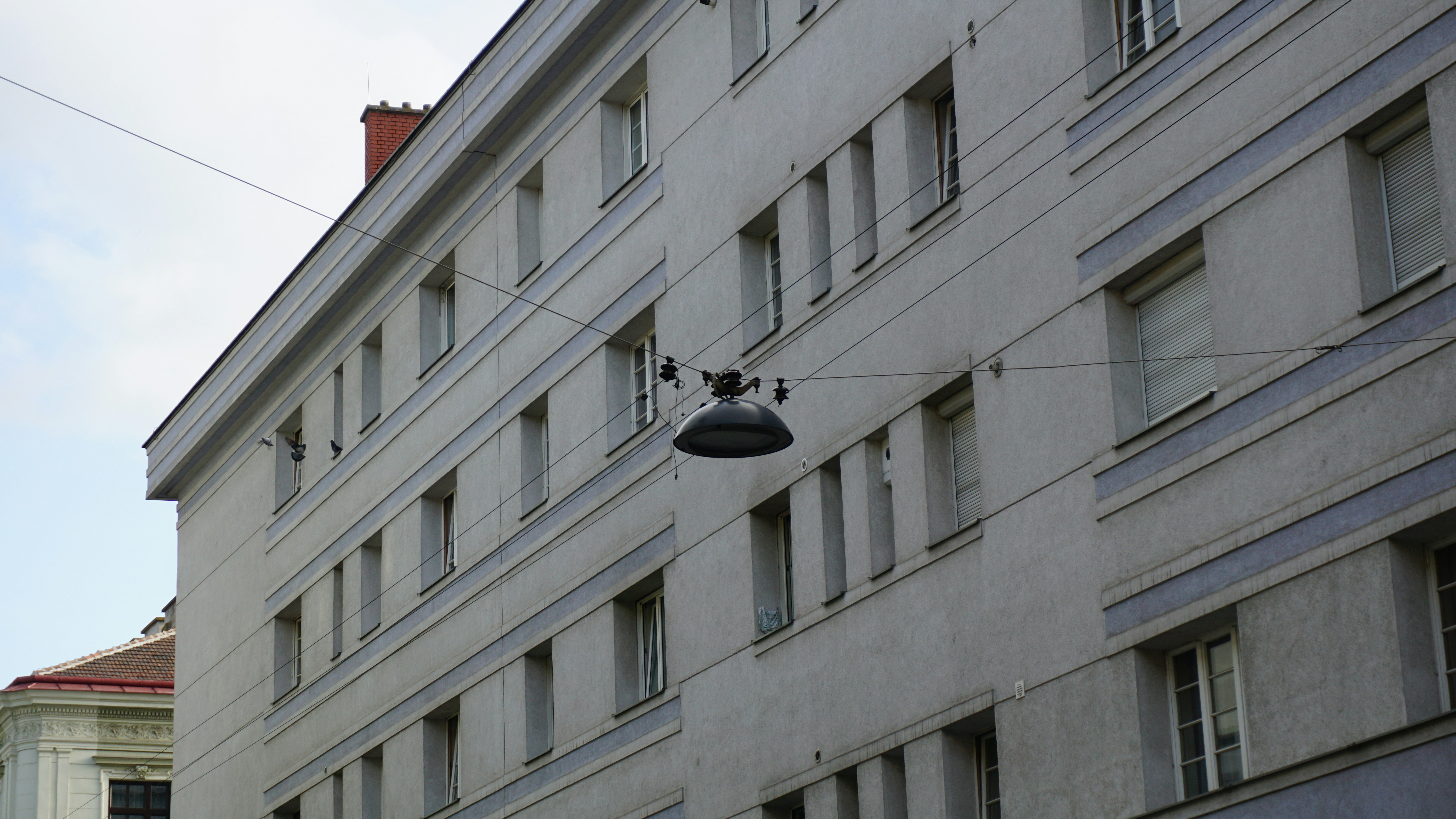 una farola colgando del costado de un edificio