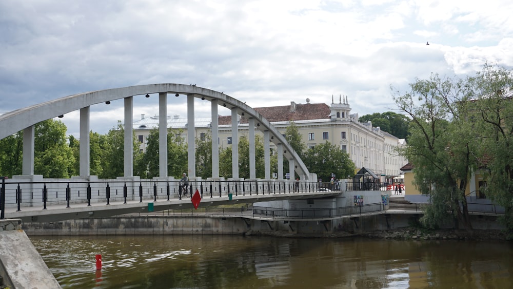 Un ponte su uno specchio d'acqua con un edificio sullo sfondo