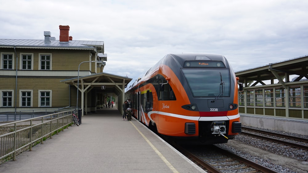 Un tren de pasajeros que se detiene en una estación de tren