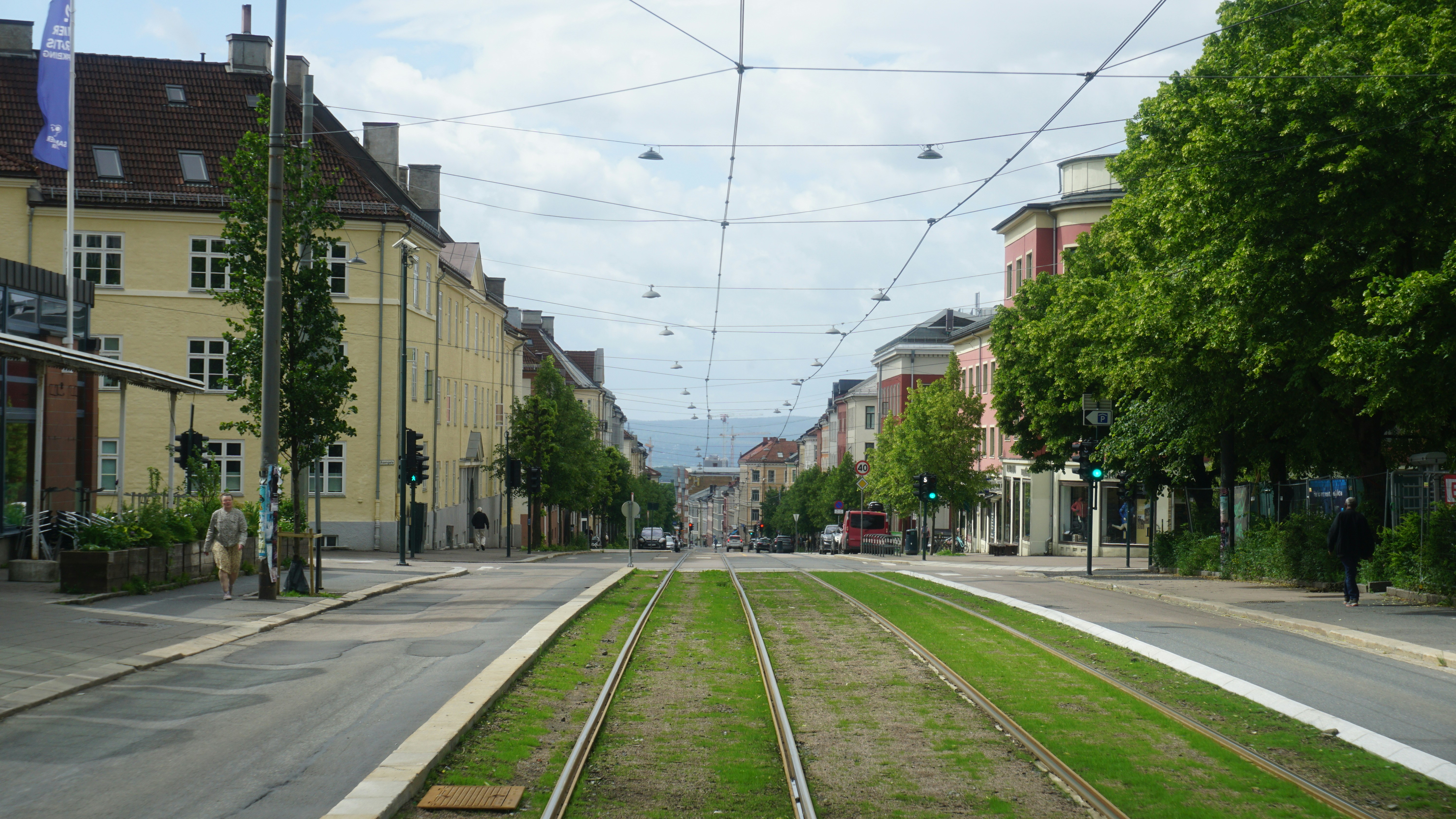 A train track running through a city street photo Free Norway Image