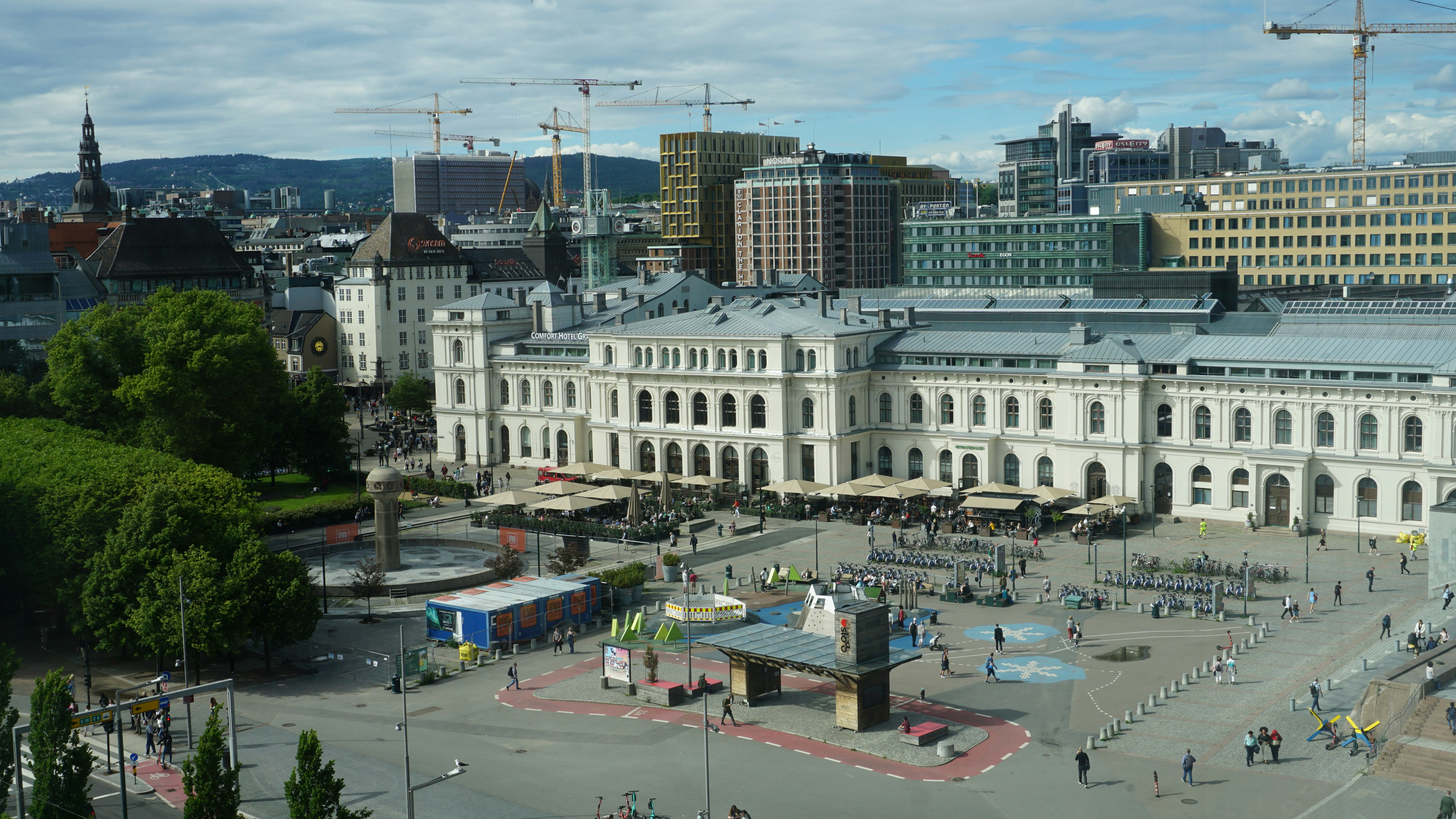 Un grand bâtiment blanc avec beaucoup de monde autour