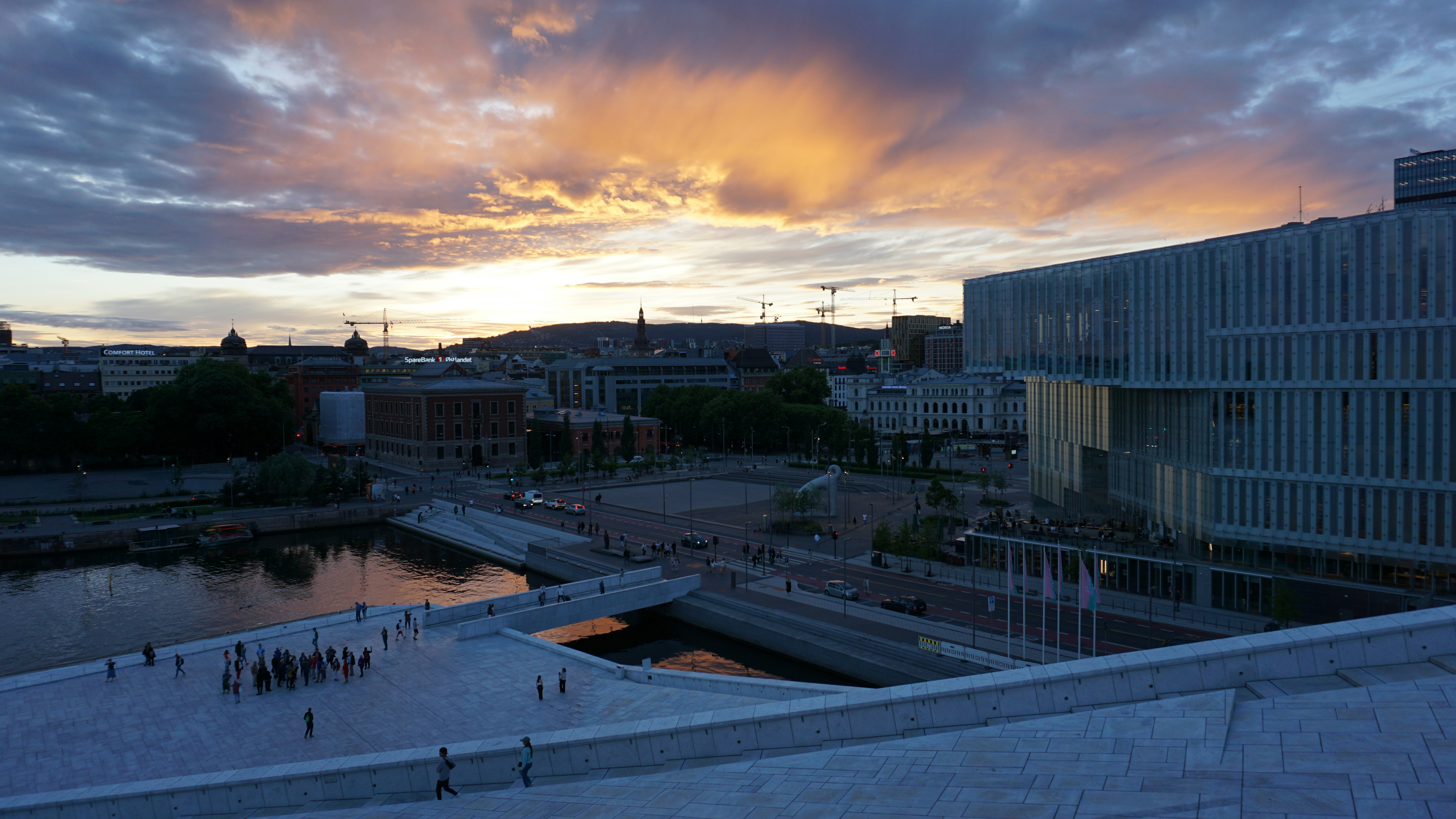 une vue du coucher de soleil d’une ville traversée par une rivière
