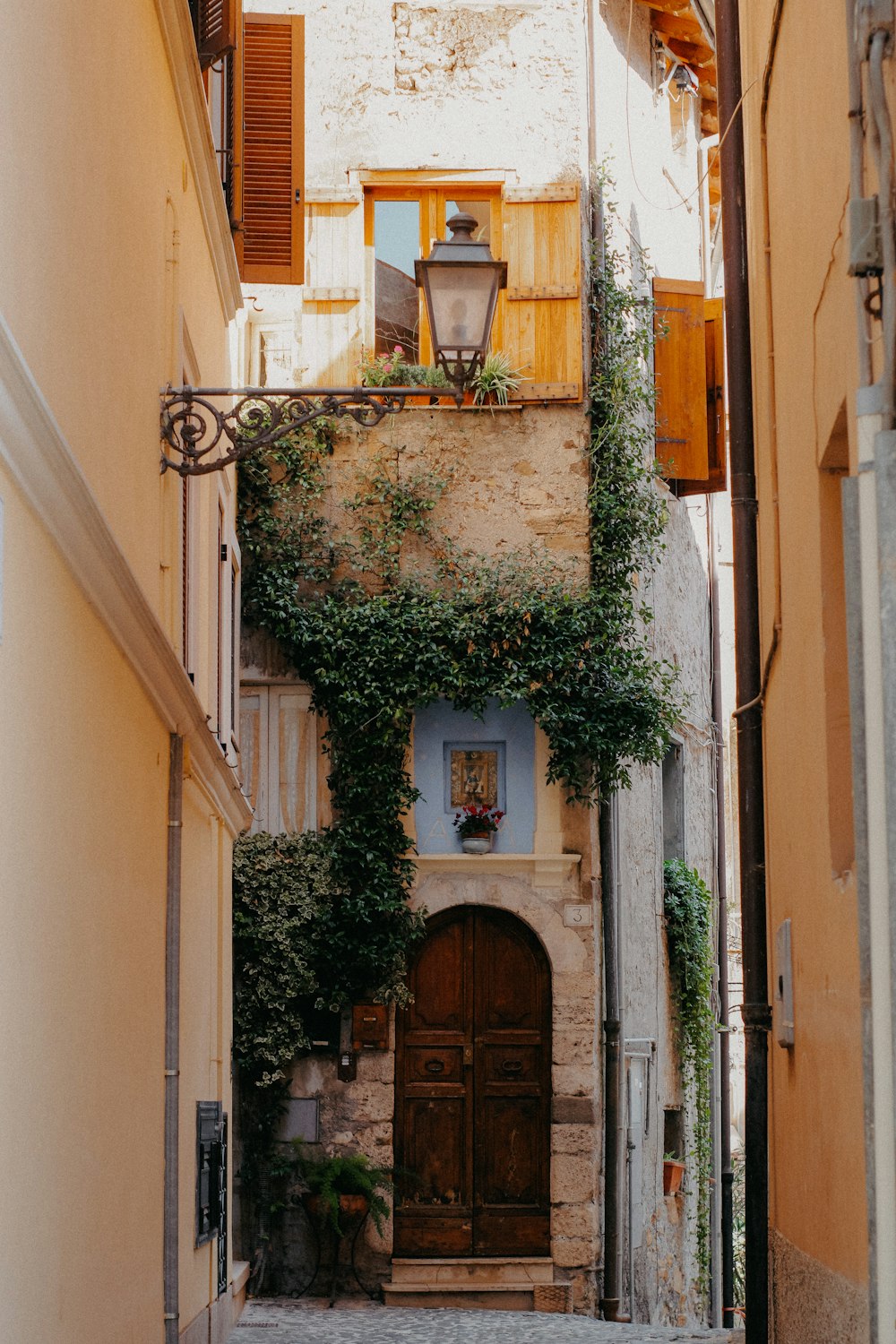 a narrow alley way with a wooden door