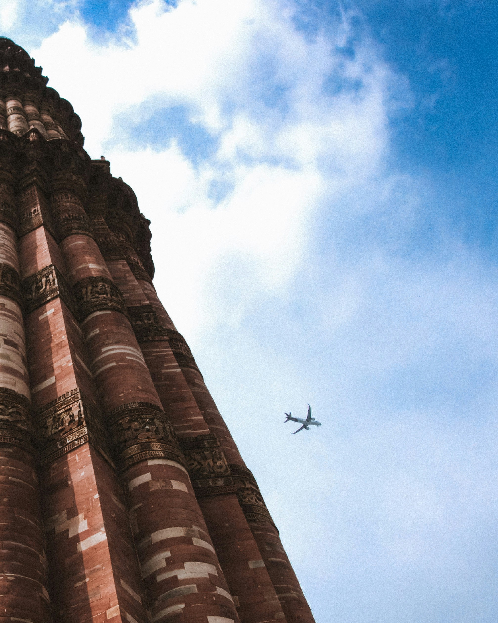 Ein Flugzeug fliegt über einen hohen Turm