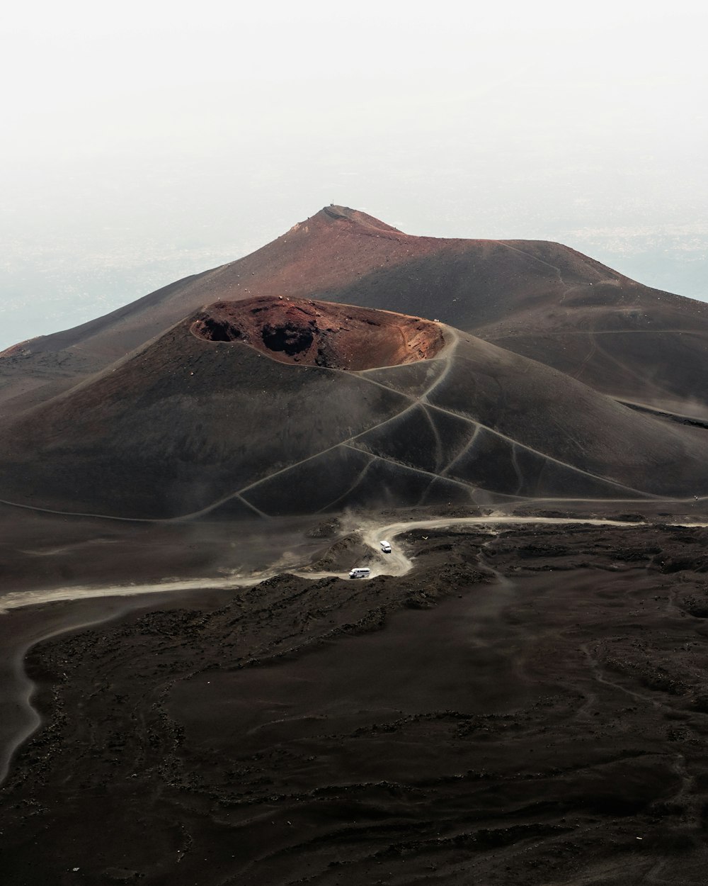 遠くにいくつかの丘がある山脈