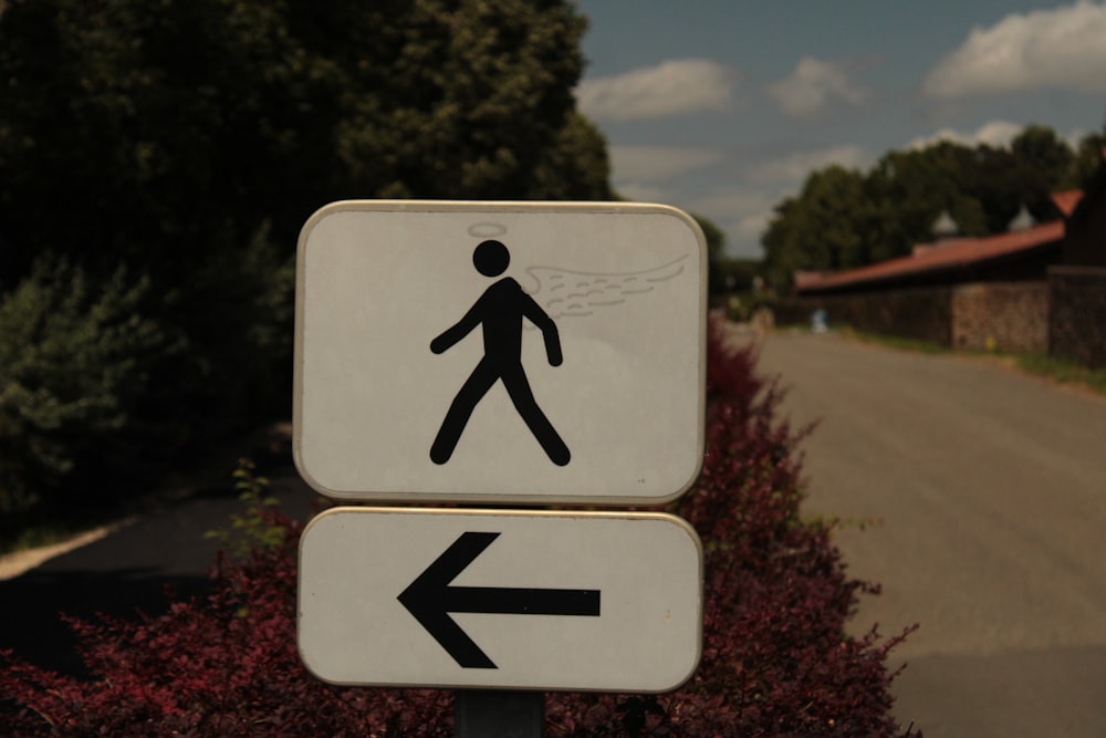 Un letrero de la calle con una flecha apuntando a la izquierda