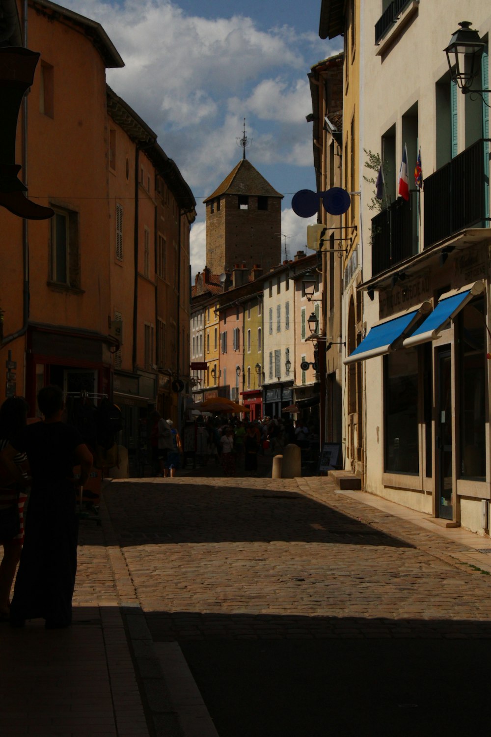 Une rue pavée dans une petite ville