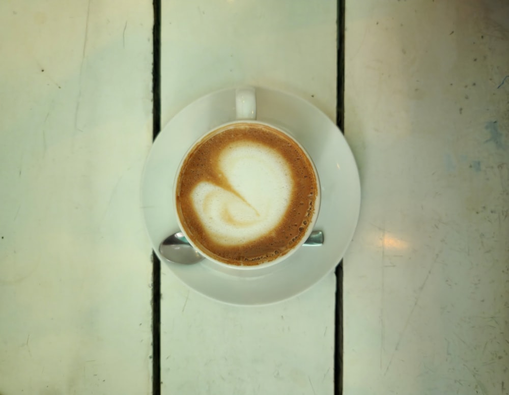 eine Tasse Cappuccino auf einer Untertasse