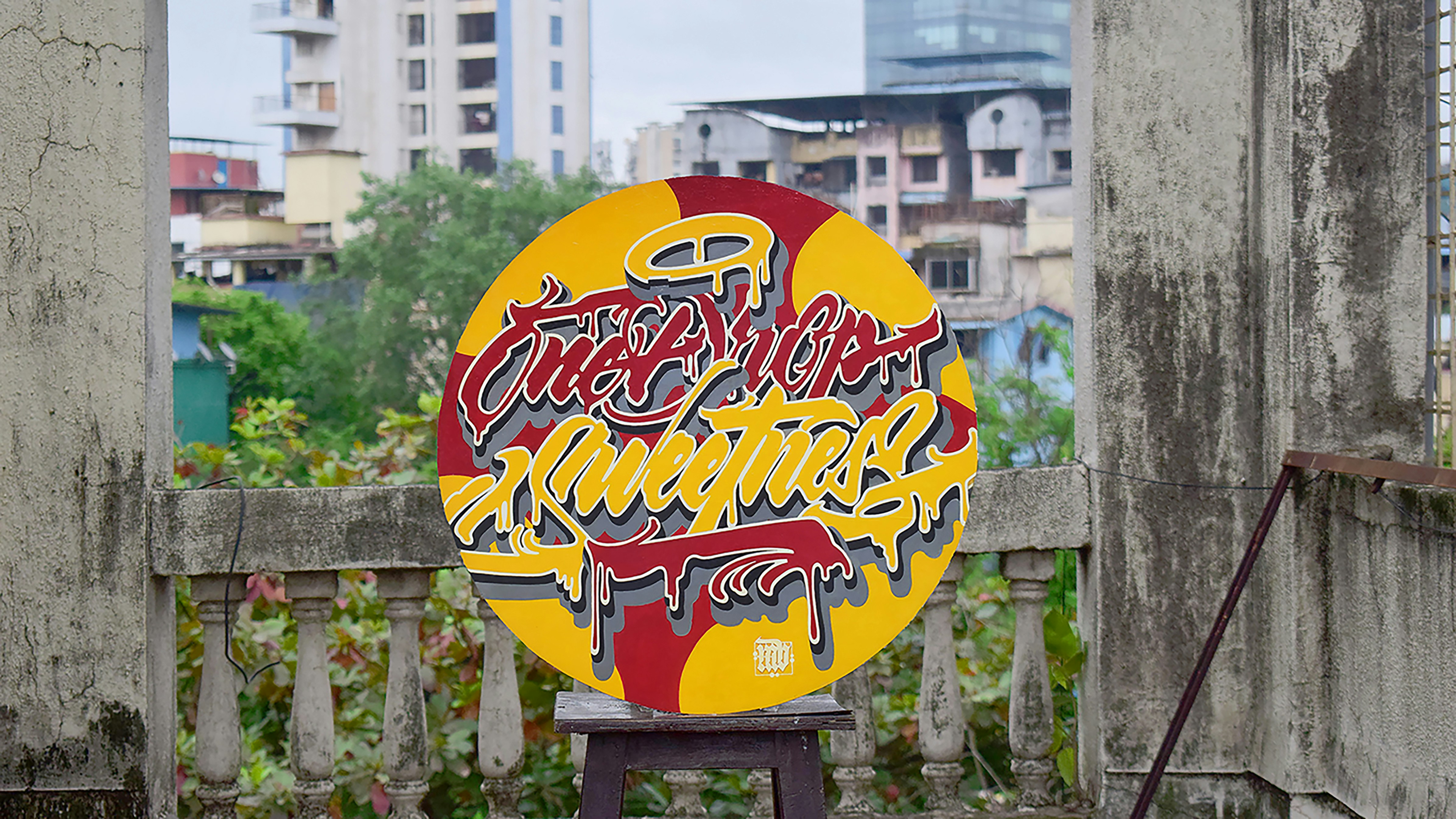 Un letrero con graffiti frente a una valla