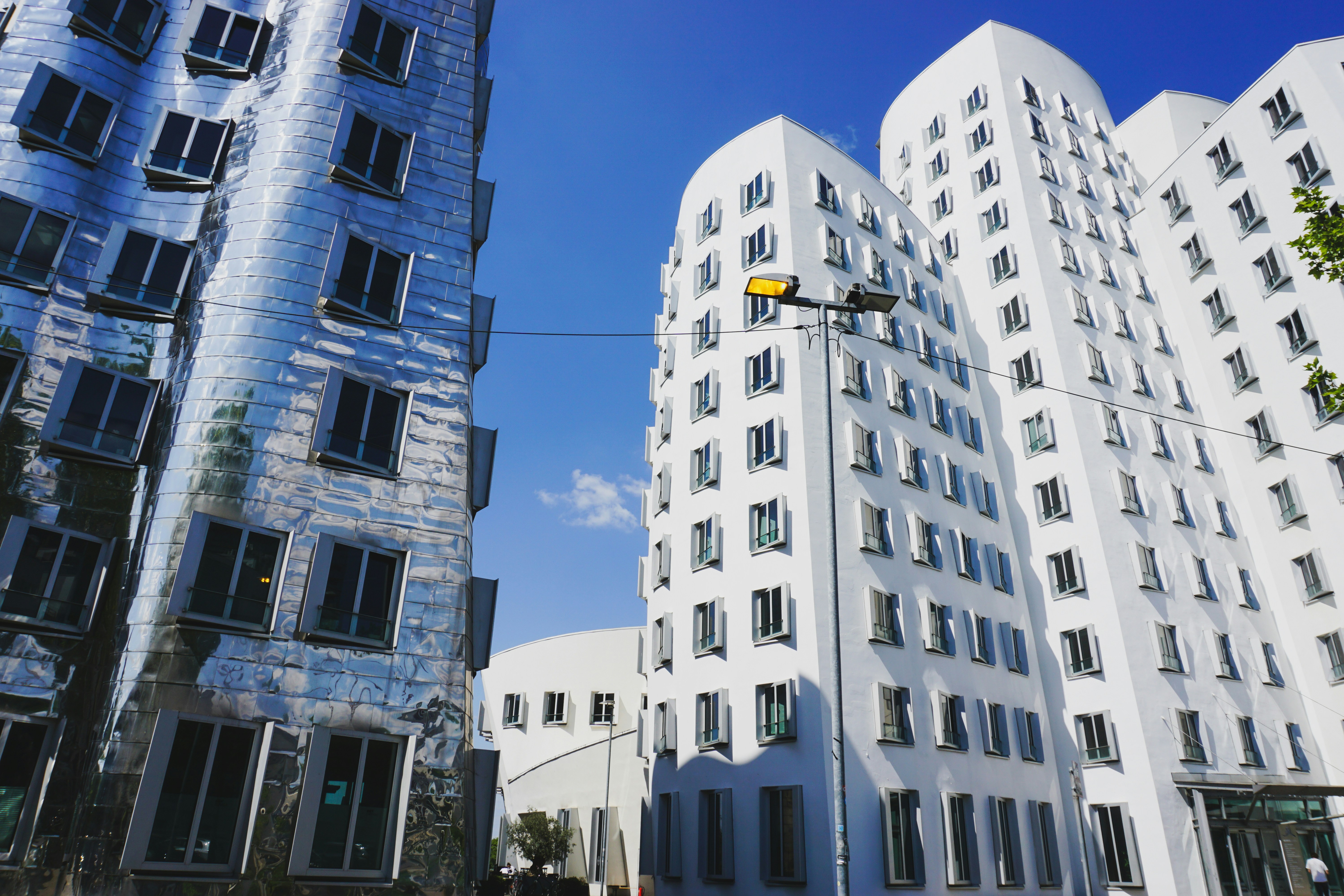 ein paar hohe Gebäude, die nebeneinander stehen