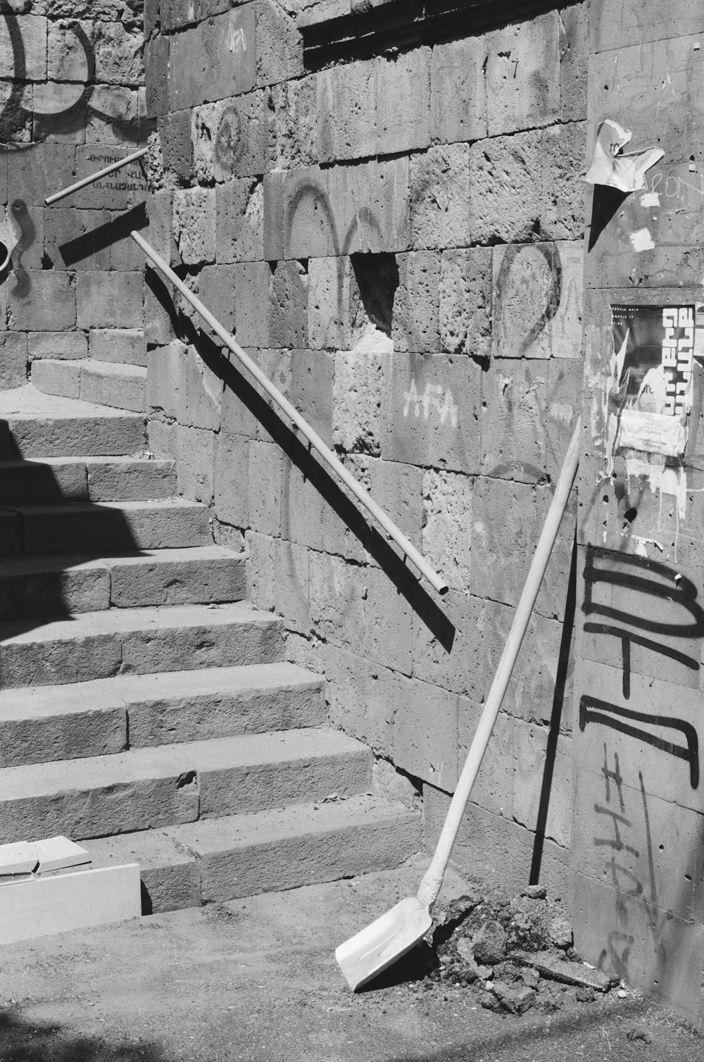 Ein Schwarz-Weiß-Foto von Graffiti auf einer Ziegelmauer