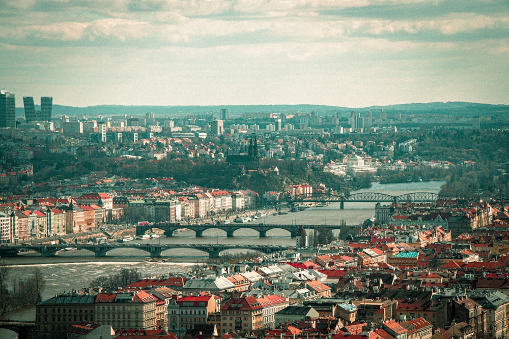 Blick auf eine Stadt mit einer Brücke über einen Fluss