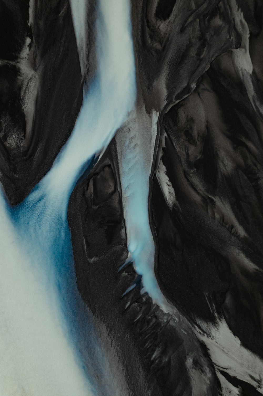 Ein Schwarz-Weiß-Foto eines Wasserlaufs