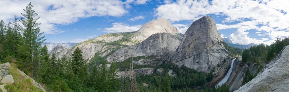 une vue panoramique d’une montagne avec une cascade