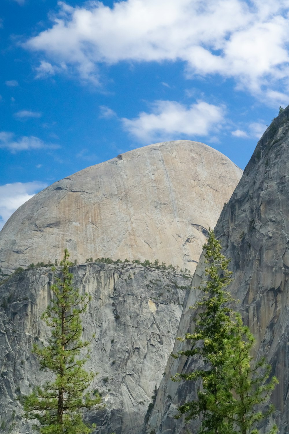 une montagne avec un gros rocher en arrière-plan