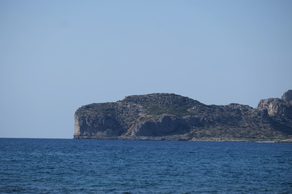 uma pequena ilha no meio do oceano