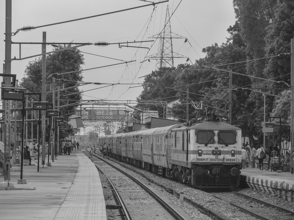 Una foto in bianco e nero di un treno sui binari