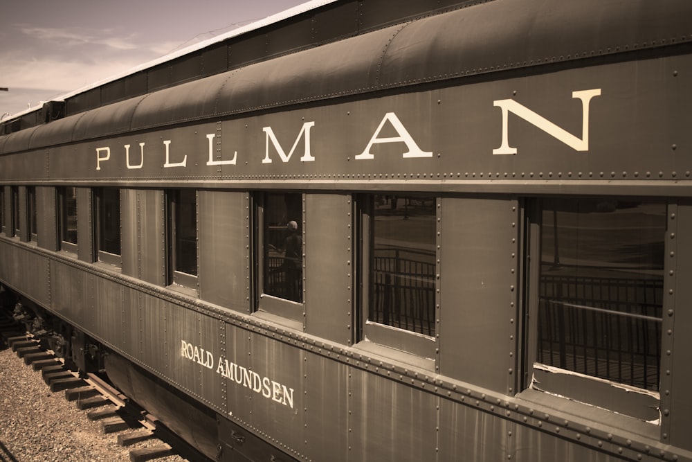 Une photo en noir et blanc d’un train Pullman