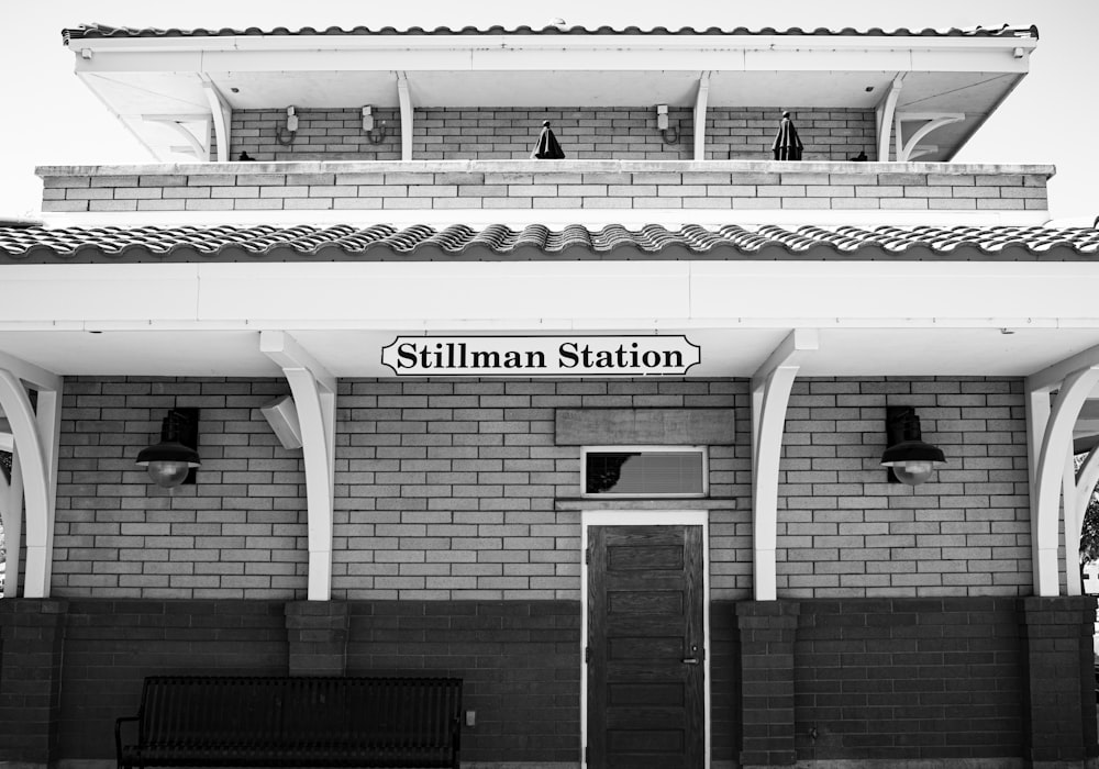 Una foto in bianco e nero di una stazione ferroviaria