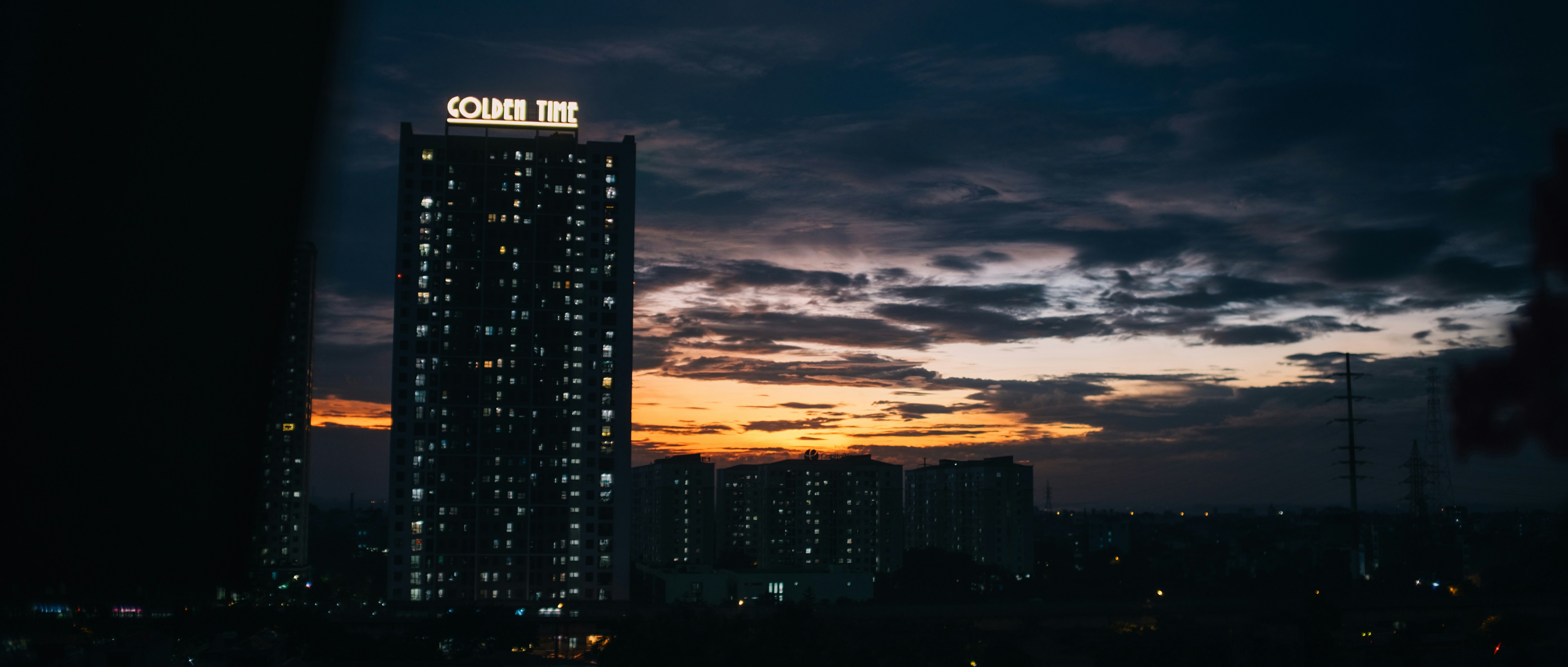 a very tall building sitting in the middle of a city