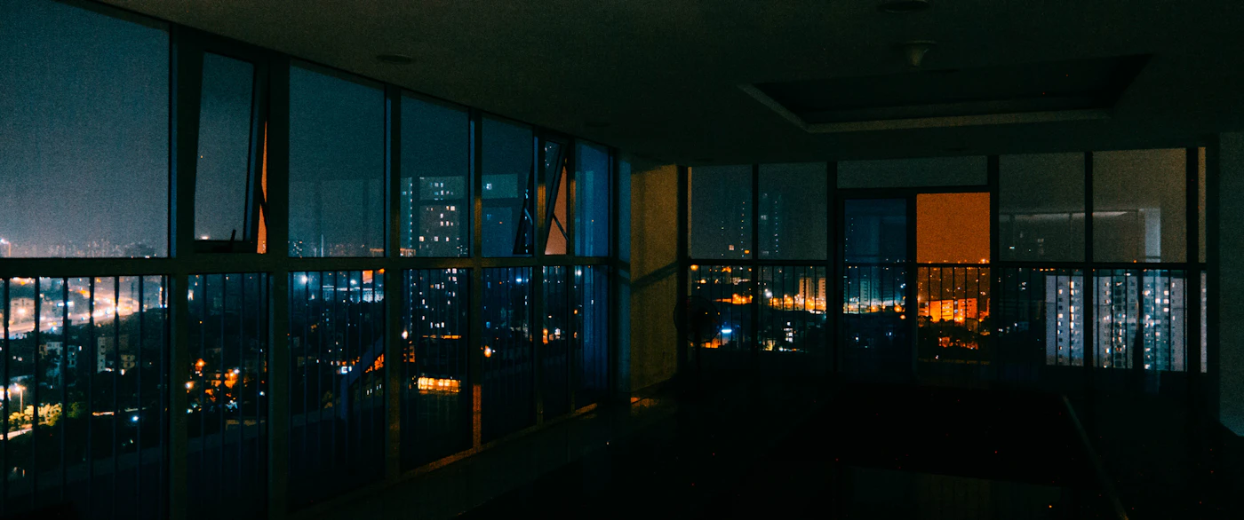 Blick vom Balkon auf eine Stadt bei Nacht
