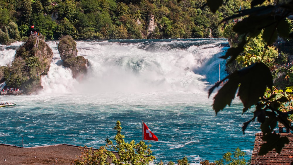 Un bote está en el agua cerca de una cascada