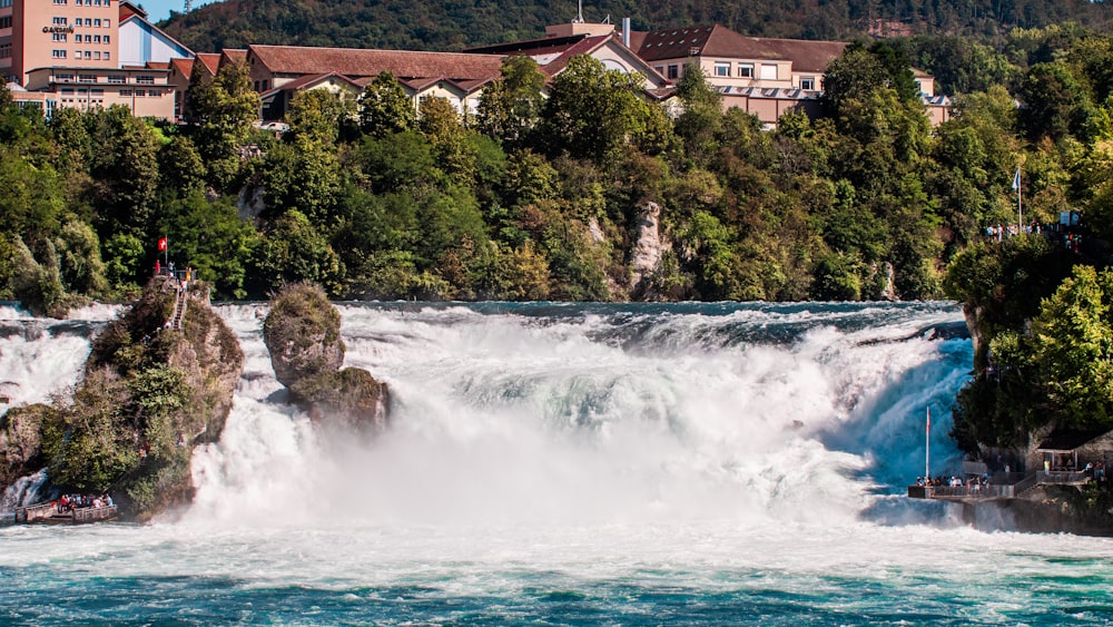 Una gran cascada en medio de un río