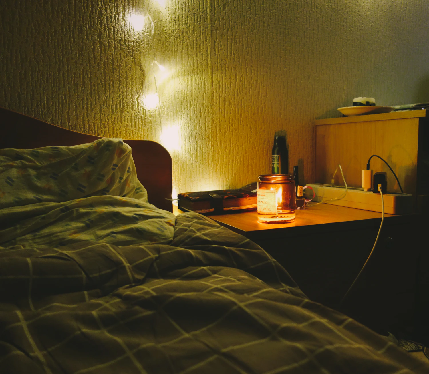 Ruhiges Schlafzimmer mit warmem Licht und vorbereitetem Bett