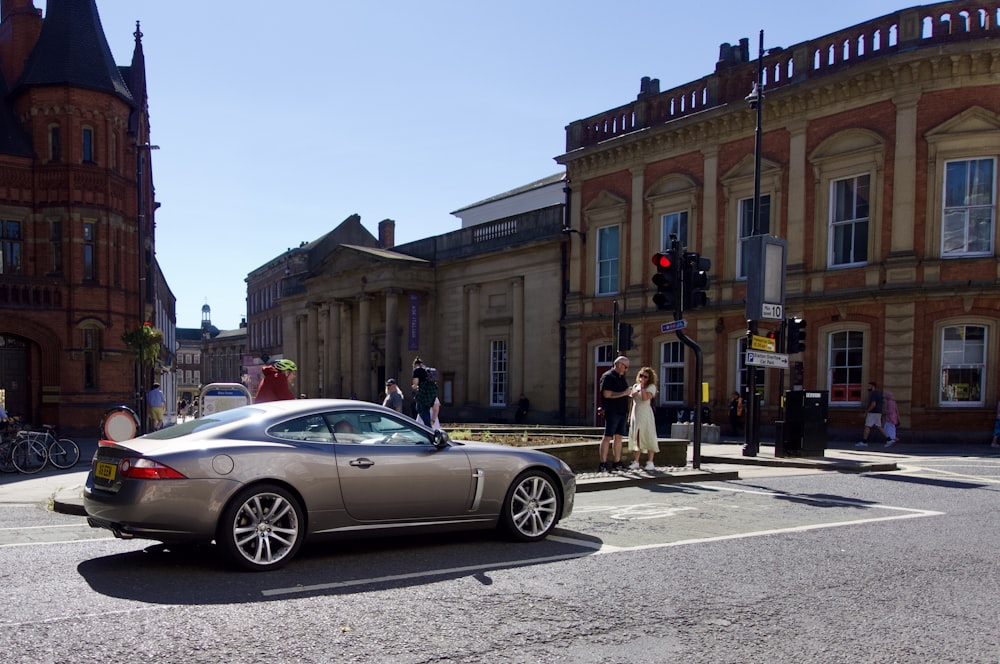 a car stopped at a traffic light in front of a building