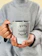 A happy customer holding a personalized thermal mug from Termoviva.