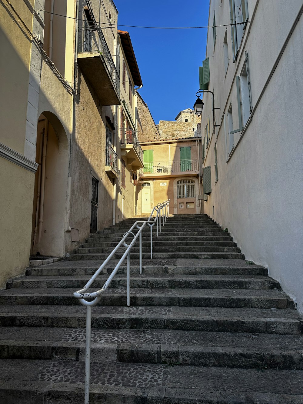 Eine Treppe, die zu einem Gebäude führt