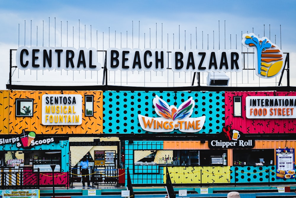 Um prédio com uma placa que diz Central Beach Bazaar